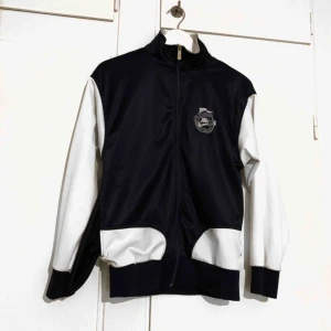  - Har haft denna tröja kvar liggandes hos mig i ett år men verkar inte ha en ägare som vill ha tillbaka den, äkta Nike men lite sliten just vid märket. Finns att hämta i Trollhättan men kan också fraktas 🌻