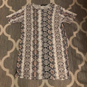  - Frakt inräknat :) storlek XS. As snygg men använder ej :) haft på mig en gång så den är som nyskick :) För tjejer som är under 160cm :) då det är petite