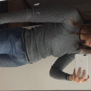  - En super snugg stickad tröja i storleken xs/s. Perfekt nu till vintern