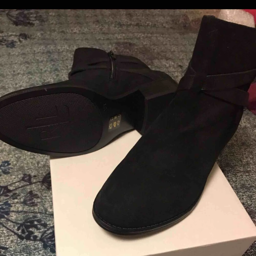 Helt nya svarta skor. Storlek: 37. Skor.