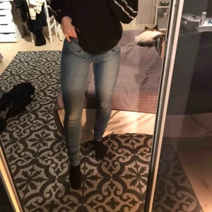  - Två par jeans från h&m som ser lika dana ut. Ett par i storlek w25 L30 och ett i w27 L32. Super sköna. Skriv för fler bilder 