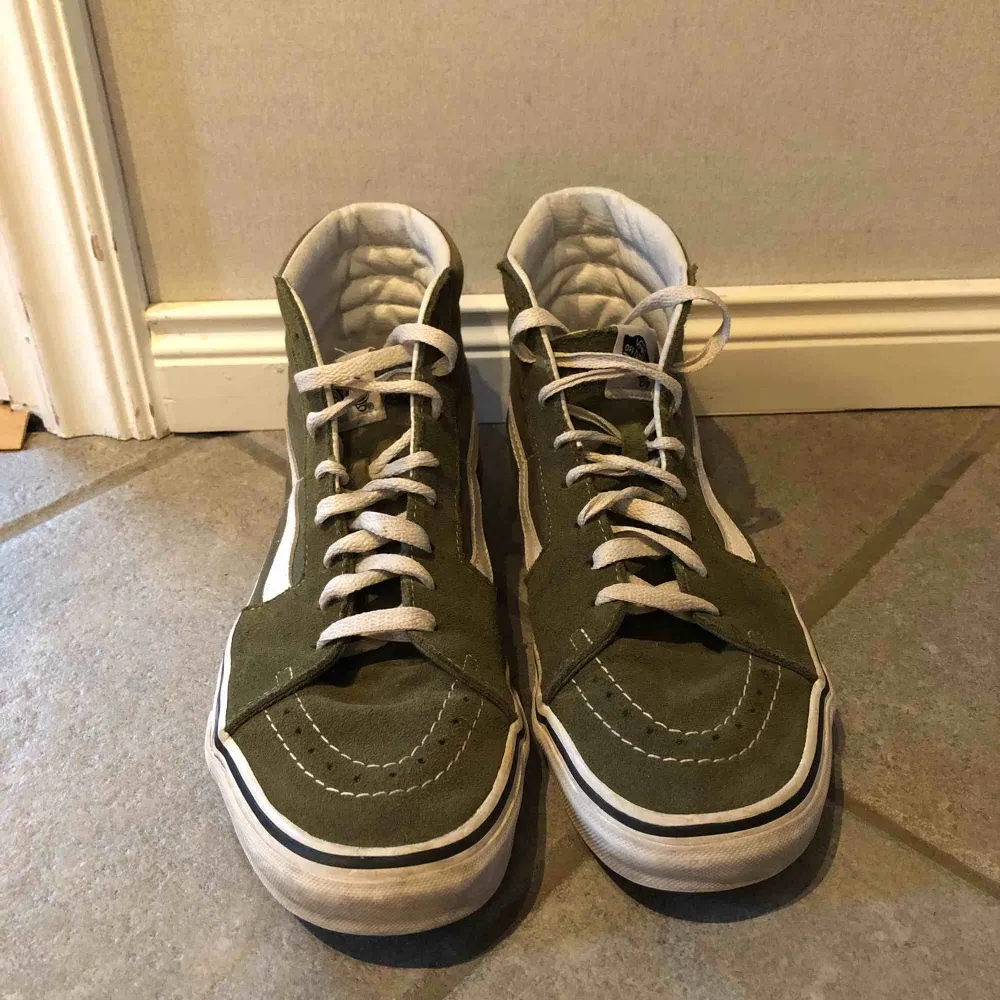 Olivgröna skor från vans. Köpta på junkyard. Man ser att dom är använda men är ändå i fint skick.  Frakt 60kr. Skor.
