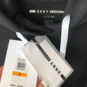  - En DKNY hoodie från USA, helt ny med prislapp fortfarande på. Har armbåge