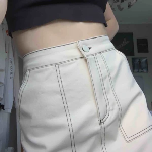  - Zara cream and black skirt. Bought for 500 kr selling for 250 ✨ pick up in stockholm or pay for shipping 💖