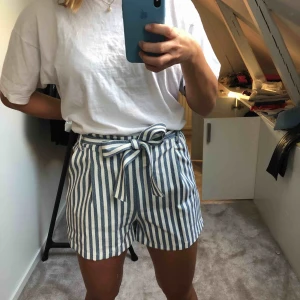  - Blå/vit randiga shorts(med fickor) från Pull&bear. Storlek M men passar XS/S. Frakt tillkommer!