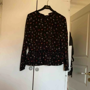  - Super söt blus som jag använt 1 gång då den var för liten!