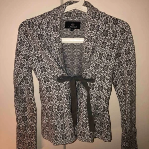  - En kofta från Chelsea med knytning i midjan. Odmolly liknande, passar perfekt!