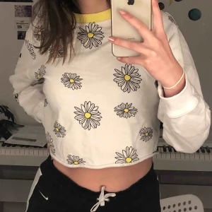  - Vans croppad sweatshirt använd 2 gånger men har en liten missfärgning på axeln från en väska som knappt märks. Kan såklart skicka bild om det önskas! Köparen betalar frakt. 