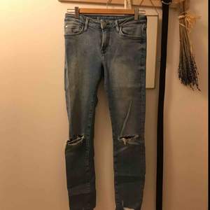 Stretchiga jeans med slitningar. Ord. pris 499kr. köparen betalar frakt om du inte kan mötas upp.