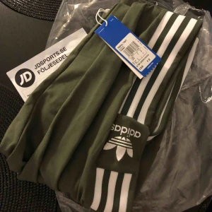  - FRAKT INRÄKNAT! Fick hem dessa idag, med lapp och allt. Någon som vill köpa dessa adidas leggings i storlek 34? Beställde två storlekar och dessa ville jag skicka tillbaka. Dock kostade returen 170kr. Lite ovärt. Tänkte om någon annan vill köpa? :)