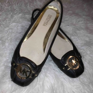  - Gott skick, lite slitage inget som syns, äkta Michael kors ballerinaskor( utan kvitto då det var en present jag fick)