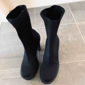  - Helt nya skor i snygg ”strumpmodell” med räfflad sula. Storlek 37. Ovanligt bekväma då det är platå på främre delen av skon. Inköpta för 549 kr. 