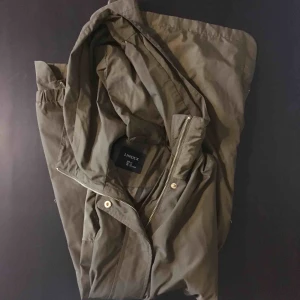  - Parkas från Lindex. Stl xs men oversize. Tunt fodrad. Huva. Ny!