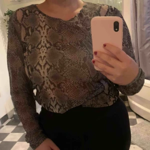  - Mesh tröja i ormskinns mönster! Använd några få gånger. Frakt tillkommer ❣️
