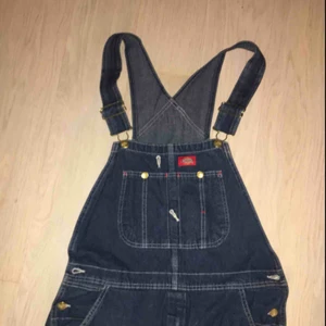 Dickies hängselbyxor - Dickies hängselbyxor Har ett knappt synligt rivmärke längst ned på baksidan av benen, som även går att täcka genom att vika upp. Y2k och vintage och så