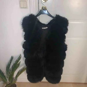 Pälsväst S/M - Lång pälsväst från tessie (fakepäls) ✨ Strl. S/M & i bra skick. köparen står för ev. frakt