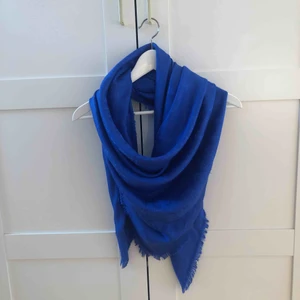  - Kornblå Monogram silkes scal ifrån Louis Vuitton. Knappt använd, super fint skick. Finns med låda och kvitto! 