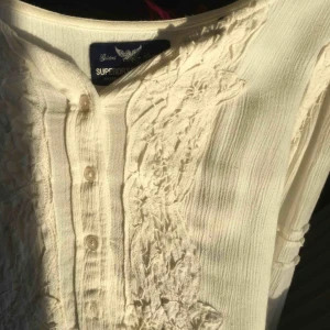  - En jättehärlig blus från Superdry. Verkligen fint material. Jag kan mötas upp i Stockholm, annars betalar köparen för frakt