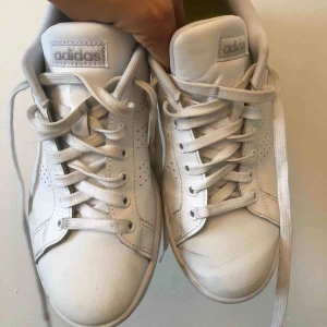  - Snygga adidas sneakers, nypris 899kr 
