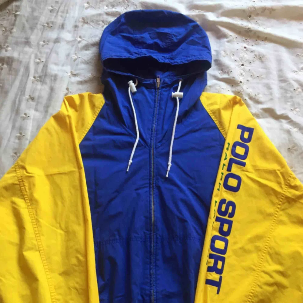Super hard to find Polo Sport Ralph Lauren spell out windbreaker in perfect condition! Size XL loose fit. Jackor.
