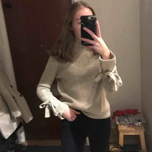  - Superfin stickad tröja med band runt handlederna som går att justera själv! Frakt tillkommer på ca 70kr🥰