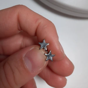 Silverfärgade örhängen med stjärnor  - Från Glitter. Frakt 11 kr. Se min profil för fler örhängen. 