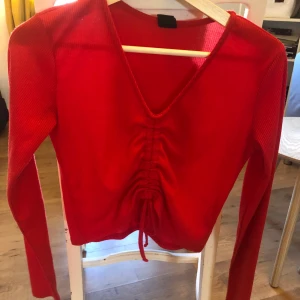 Långärmad tröja - Snygg långärmad tröja ifrån Urban Outfitters i storlek m, köpt för ca 2 år sen men knappt använd. Köparen står för frakten.