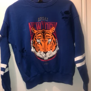 Tröja tiger 🐯  - Snygg tröja att ha under en bomberjacka ❣️