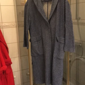 Topshop faux jeans kappa - Kappa från Topshop med tyg som imiterar jeans design. Används få tal gånger. Har lite slitning under kragen. 