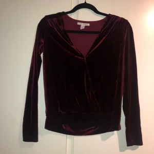 Sammetströja från Nelly storlek XS/S - Vinröd tröja i sammet. Aldrig använd, endast provat. 