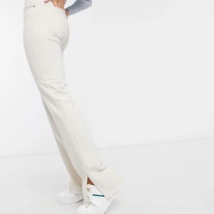 Jeans med slits - Säljer dessa populära jeans från pull and bear som är slutsålda överallt. Beiga med slits och rå kant där nere. Aldrig använda endast testade men dom va för långa på mig och jag är 163, strl xxs / 32