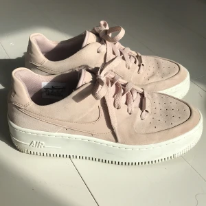 Ett par Nike air force 1 skor - Färgen sage, köpte dem här på plick men tyvär för små. Jag har endast provat dem, dem är i storleken 40. Kostar 1199kr nya
