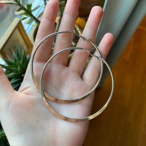 Silvriga hoops! - Skitsnygga silvriga (ej äkta silver) hoops! Diametern är ca 7 cm. 30 kr + frakt
