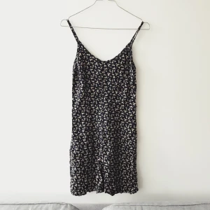 Småblommig jumpsuit  - Småblommig jumpsuit i fint skick.   Köpt i vintagebutik för 300kr.  Passar ca Strl 34-36. Ser typ ut som en klänning på. 👗 Dragkedja baktill.  Ett pytte-litet ”hål” vid magen som jag upptäckte först när jag synade plagget ordentligt (sista bilden, typ två mm stort), har aldrig tänkt på på det när jag haft den på mig. Frakt ingår i priset! Kan också mötas upp i Malmö.