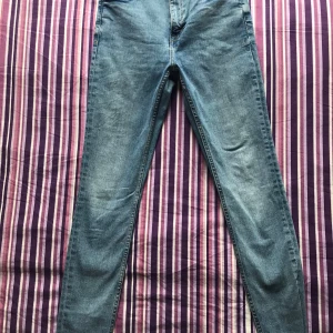 Blå jeans :) - Helt nya typ, har bara använt dom 3 gånger, bra skick