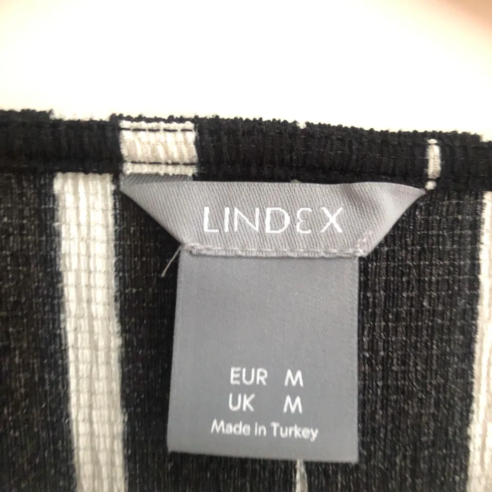Somrig randig byxdress från Lindex. Med stora knappar och knyt i midjan. Croppade ben. Storlek M. Fint skick! 99 kr + frakt . Jeans & Byxor.
