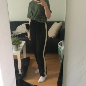 Svarta byxor med vit rand - Jättesköna och coola byxor från Cubus! Djupa fickor i fram och resår i midjan. Frakt tillkommer! Pris kan diskuteras. 