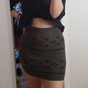 kjol - En riktigt cool kjol, inte min stil, köpt x antal år sedan och endast testad. I bra skick Frakt ingår i priset