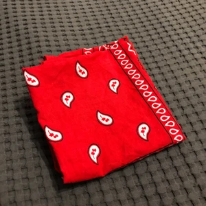 Bandana  - Helt nya banda med bra skick. Pris kan diskuteras. (Per st). Röda = 50kr Blå = 100. Ni står för frakten