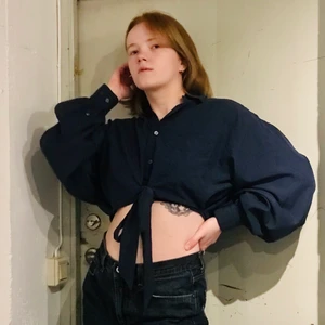 Skjorta  - Skjorta med puffig ärm⁣. ⁣ Strl ca M, fråga om exakt mått⁣. ⁣ Avhämtning i midsommarkransen eller frakt 63kr (spårbart)⁣. ⁣