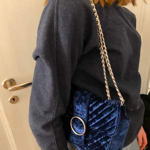 Säljer denna fina väska från Gina tricot som är i mörkblått sammet. Superfin färg som verkligen passar till ALLT. Knappen har dock gått sönder så den går inte att stänga. Frakt tillkommer, Hör av er om ni är intresserade💕