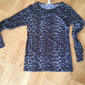 Leopardtopp - Snygg Leopardtopp i tunt tyg 