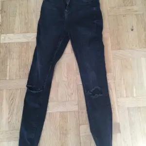 Snygga svarta/svartgrå jeans från Gina tricot. Modem Gina Curve. Bra stretch och sitter jättesnyggt! Slitningar på knäna. Fint skick Nypris 499