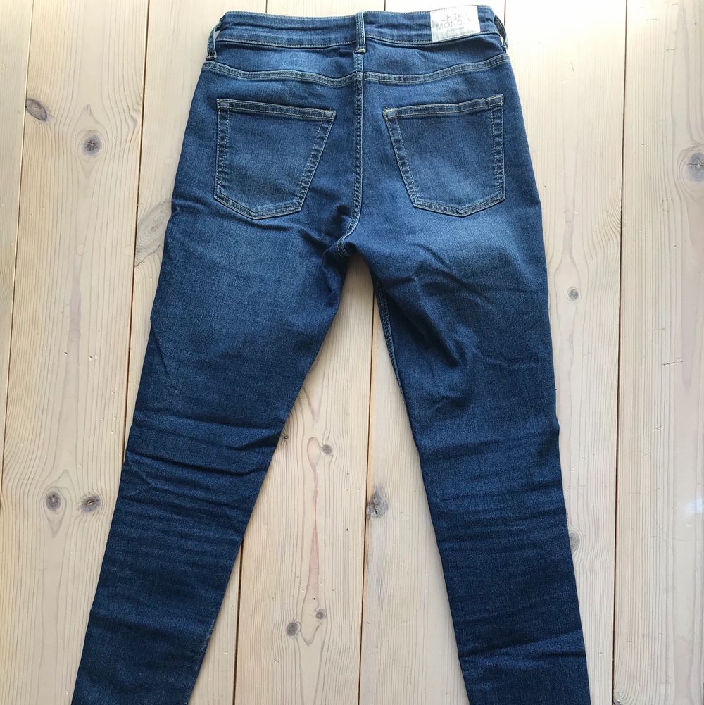 Smala, tajta jeans i en mörkare färg från Cheap Monday. Aldrig använda så i mycket bra skick! Modellen heter: Mid Spray Mid Blue. Jeans & Byxor.