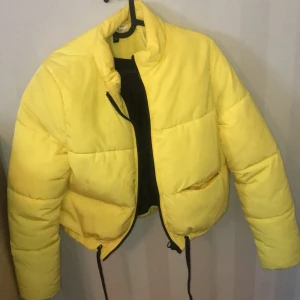 H&M vinter/höst gul jacka 💛 - Använt denna vinter/höst jacka väldigt få gånger pga inte min stil☺️ Jackan ser ny ut och är en lagom fluffig jacka💕stå själva för frakten