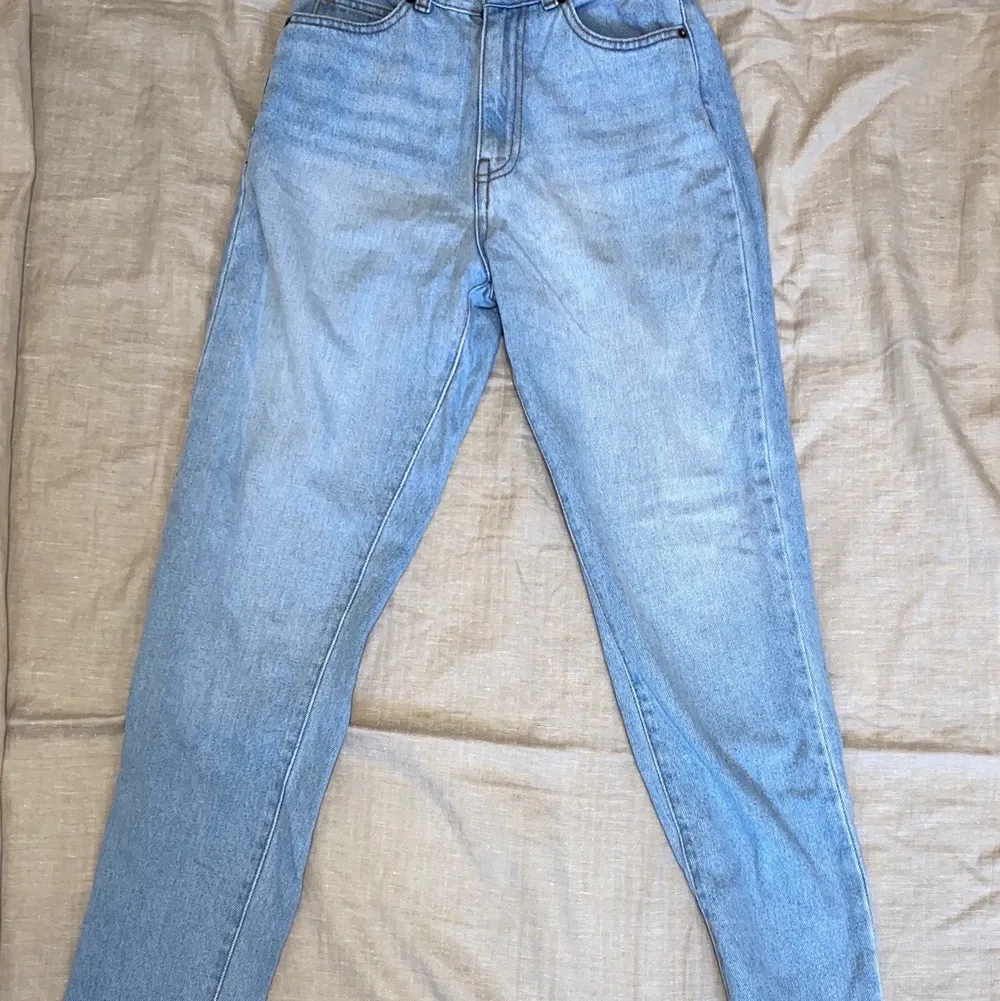Ett par snygga boyfriend jeans ifrån Dr denim. Då de har blivit för små för mig kan jag inte längre använda dem. Storleken är xs. Och de är som helt nya. Vid frågor skicka gärna ett dm ☺️ . Jeans & Byxor.