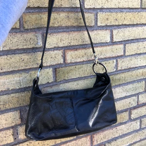 90s axelväska - Supersnygg axelväska i 90talsstil! Köpt på secondhand för 400kr