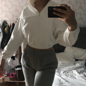 Zip-Hoodie Weekday - Väldigt skön zip-tröja från Weekday i färgen vit. St XS och använd sparsamt. Ngt croppad modell, säljer pga jag har för långa armar enligt mig. 