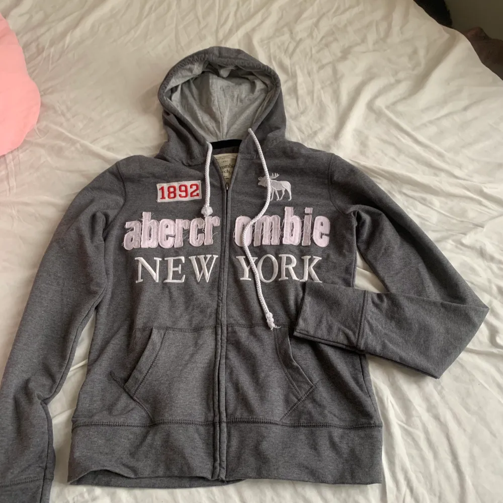 Abercrombie hoddie. Köparen står för frakt. Är köpt på barnavdelningen i storlek L men funkar på mig som har S. Går att mötas upp i Jönköping:). Hoodies.