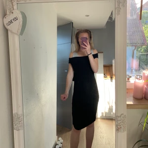 Klänning - Denna snygga klänningen som är ifrån H&M, storlek 38 men skulle säga att den passar 36 och 40 också💕 superfina detaljer längs sidorna som framhäver kroppen väldigt fint, funkar både till fest och vardags, väljer själv hur lång/kort och hur den sitter uppe